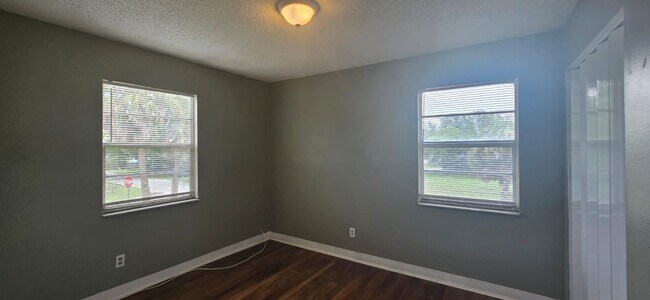 Building Photo - Available 2/1.5 Townhome in Tampa $500 OFF FIRST MONTHS RENT MOVE-IN SPECIAL!!