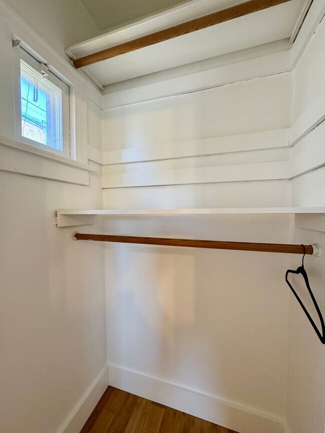 Building Photo - Charming Upgraded 2 Bedroom Cottage w/Cent...
