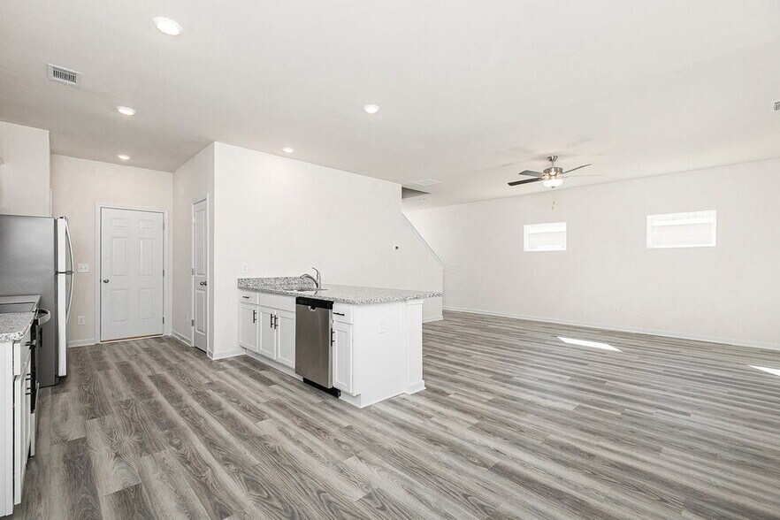 Building Photo - 136 Howell Dr