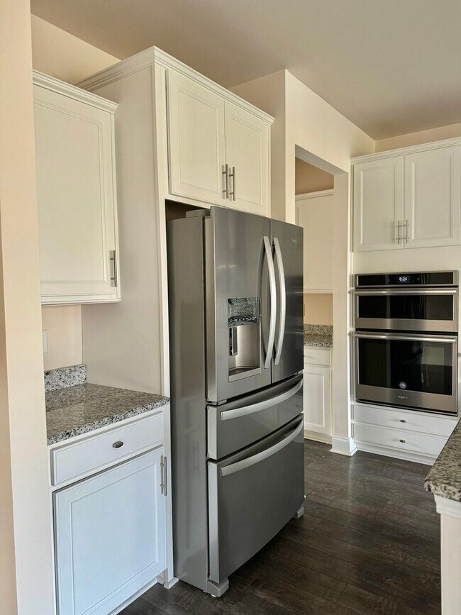 Building Photo - 4 Bedroom, 3.5 Bath Home w/ Backyard and 2 Car Garage