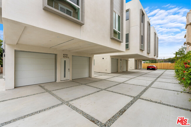 Building Photo - 10742 Hortense St