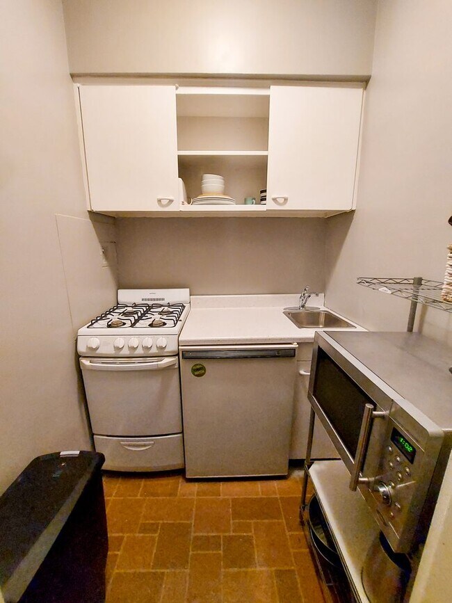 Building Photo - Furnished Studio Apt. in Dupont Circle. All Utilities Included...Available March 1s!