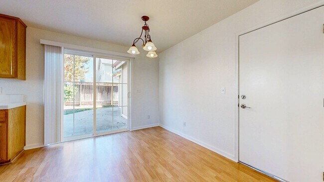 Building Photo - Beautiful 3 Bedroom 2.5 Bath Single Family...