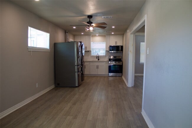 Building Photo - 1323 E 32nd 1/2 St