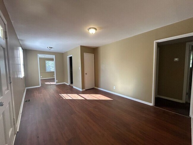 Building Photo - 1136 Broad St