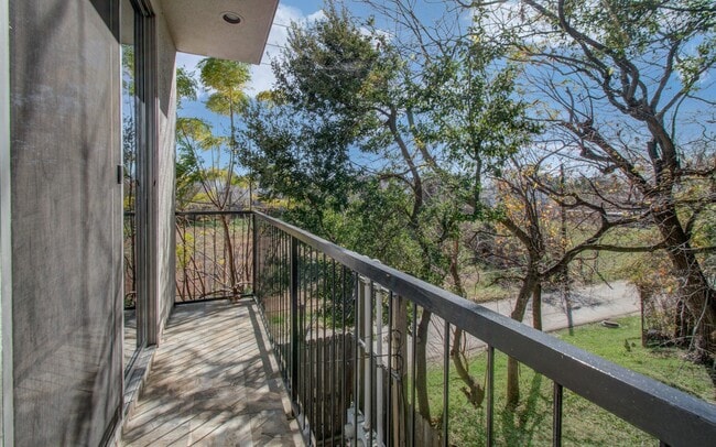 Building Photo - 318 McAlpine St