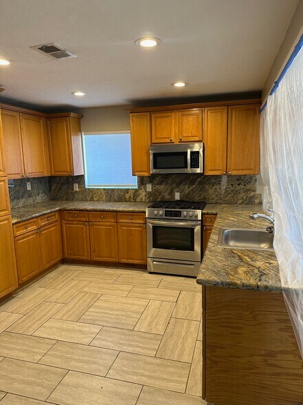 Kitchen with eat at bar - 1845 Reed Ave