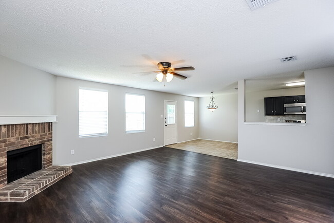 Building Photo - 2999 Fallbrook Dr