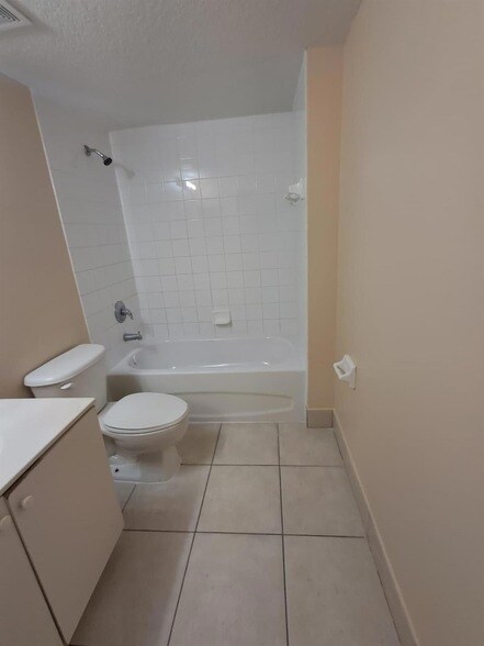 Building Photo - 1157 Golden Lakes Blvd