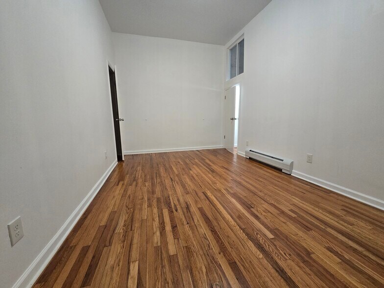 Building Photo - 584 Main St