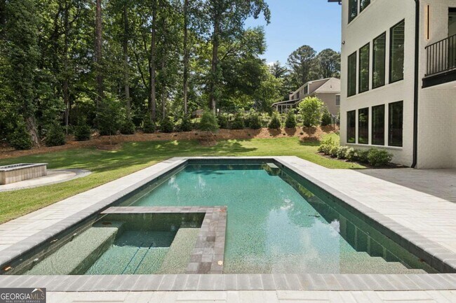 Building Photo - 1000 Clementstone Dr NE