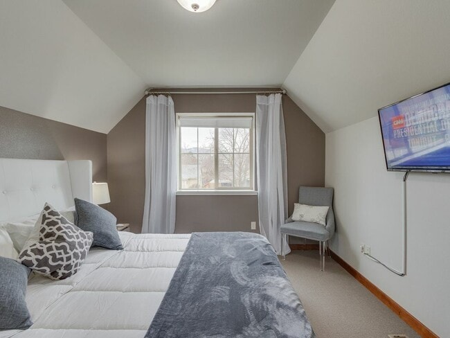 Building Photo - 1705 S Vermont Ave