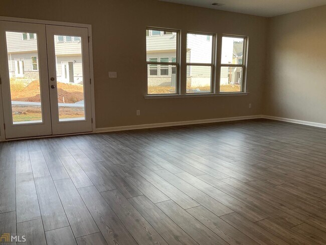 Building Photo - 2066 Pine Tree Dr