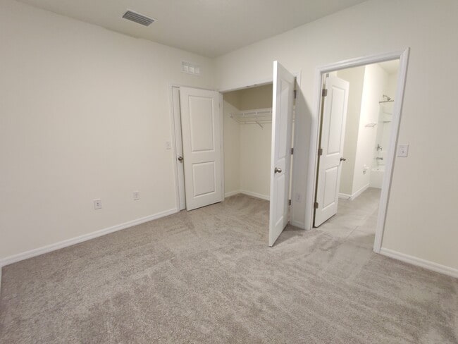 Building Photo - 423 Whispering Oaks Ct