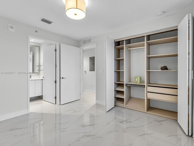 Building Photo - 700 NE 24th St