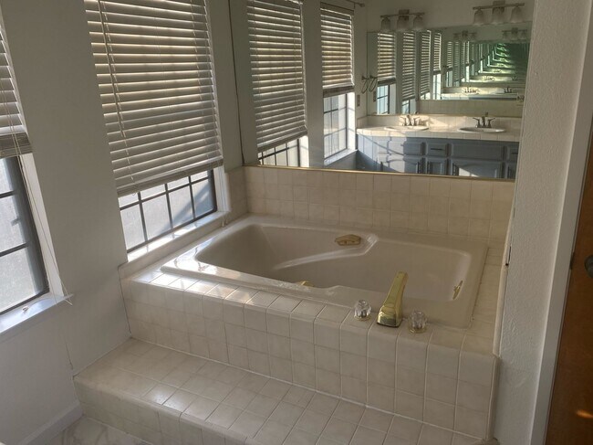 Building Photo - 407 Hoover Ave