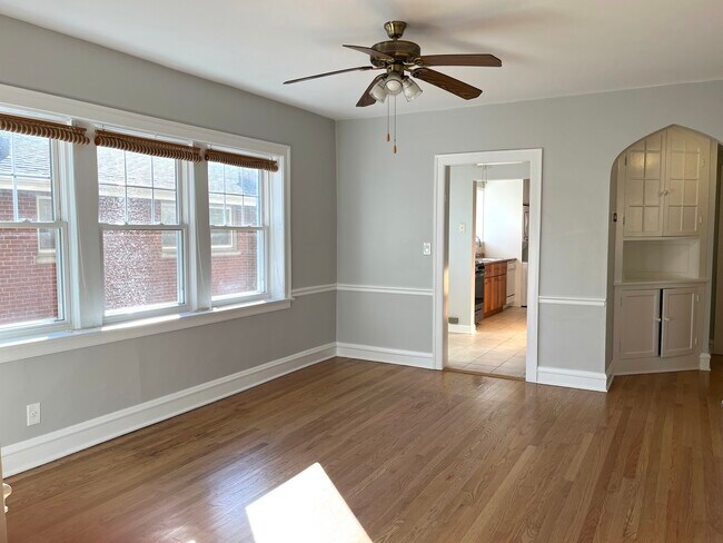 Building Photo - 8906 Ewing Ave