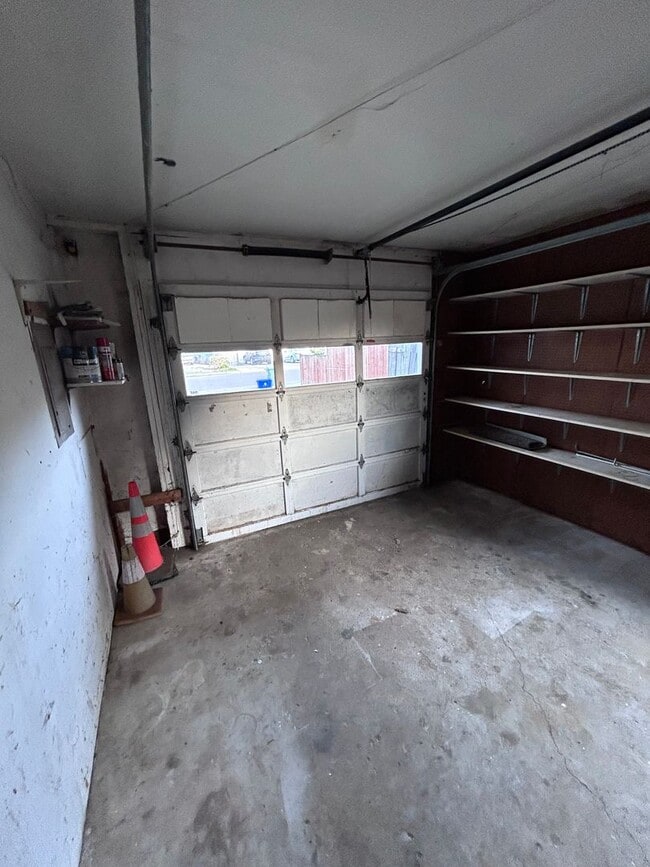 Building Photo - 3 bedroom 1 bath house w/ attached garage in Coos Bay!