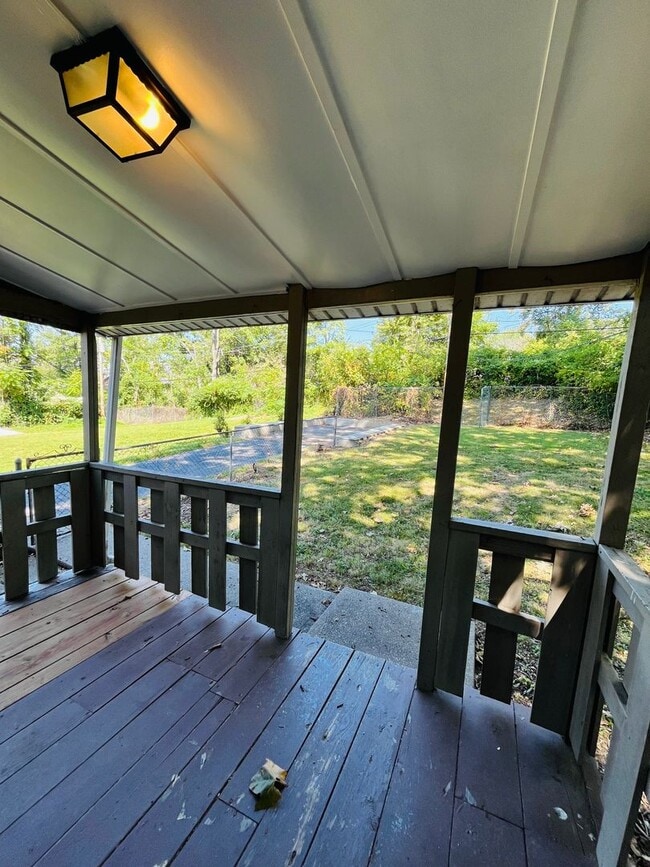 Building Photo - 3 Bed 1 Bath - Harwood Floors