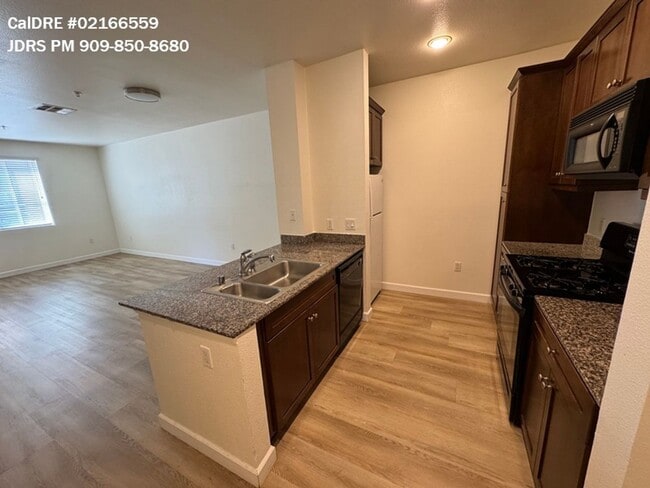 Building Photo - Price Lowered! Irvine 1 Bedroom Condo