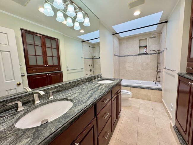 Building Photo - 1628 N Mohawk St