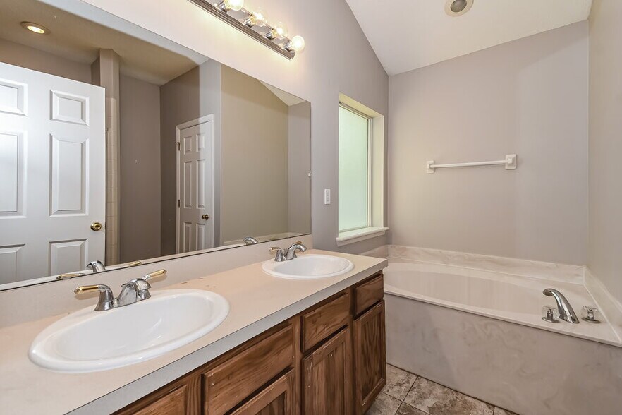 Building Photo - 2741 Acorn Park Dr N