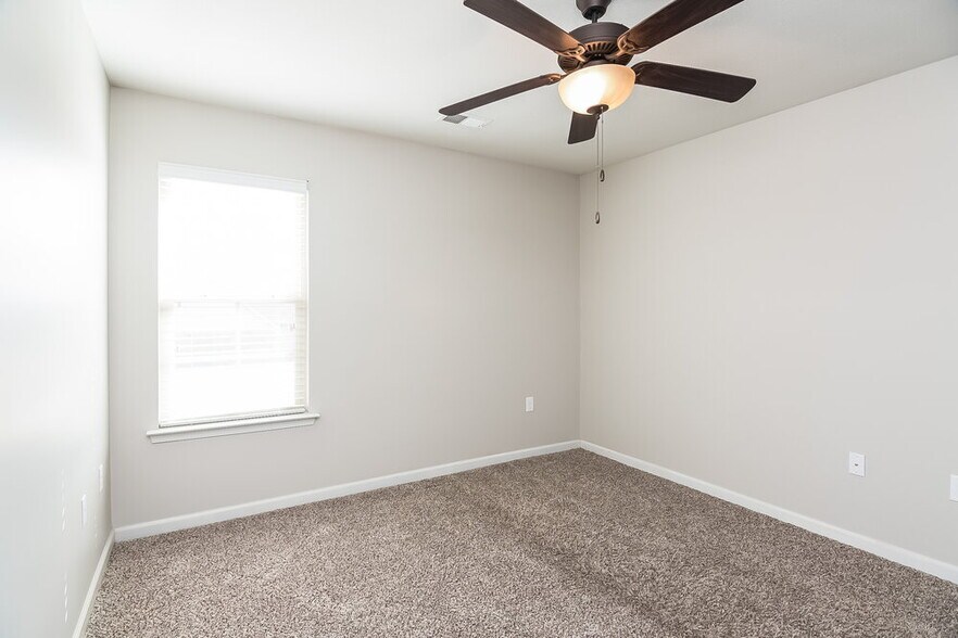 Building Photo - 2847 S Cherry Dr