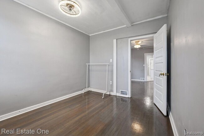 Building Photo - 304 Hendrie St