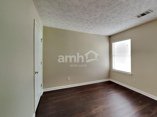 Building Photo - 3800 Oak Park Dr