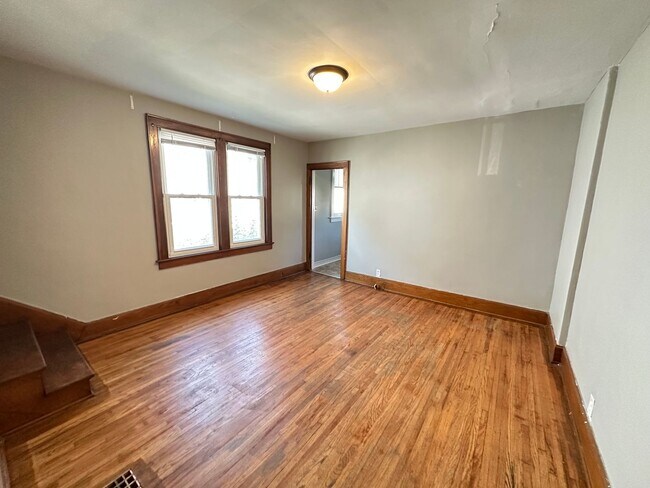 Building Photo - S Washington Ave 1041-1043 MLR