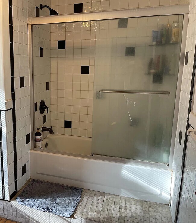 Building Photo - 1008 W Huron St