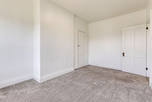 Building Photo - AVAILABLE NOW - Beautifully RENOVATED 3 Bedroom Home w/ TONS of Natural Light!