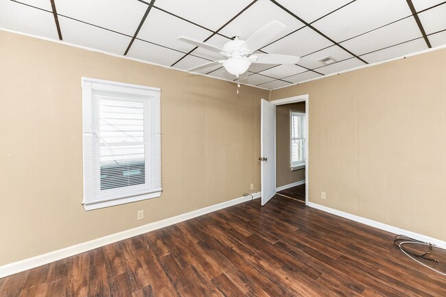 Building Photo - Charming Brick Bungalow in the Heart of North Charleston