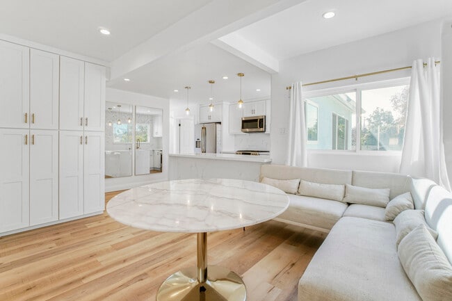 Building Photo - 1524 E Mariposa Ave