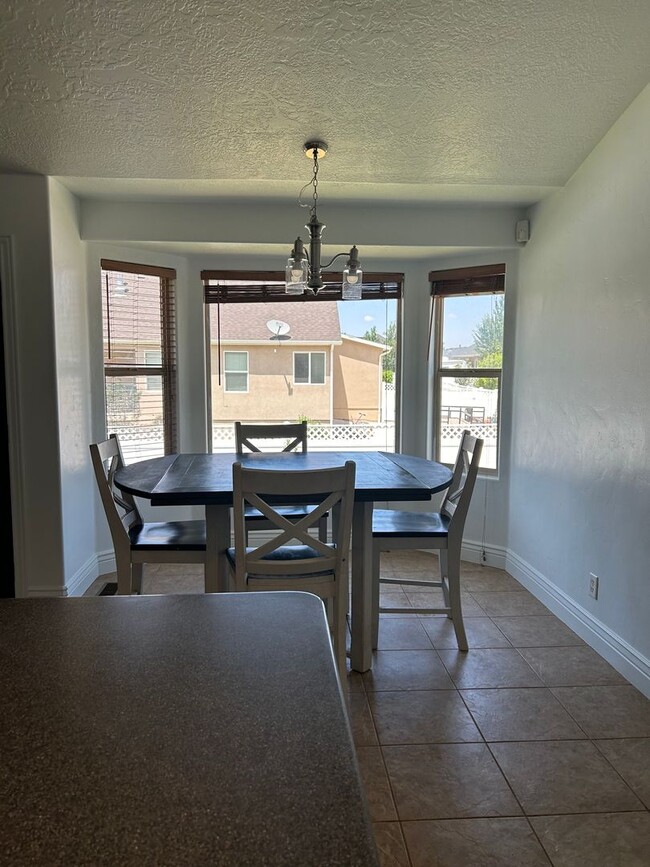 Building Photo - Charming Spacious Cedar City Home