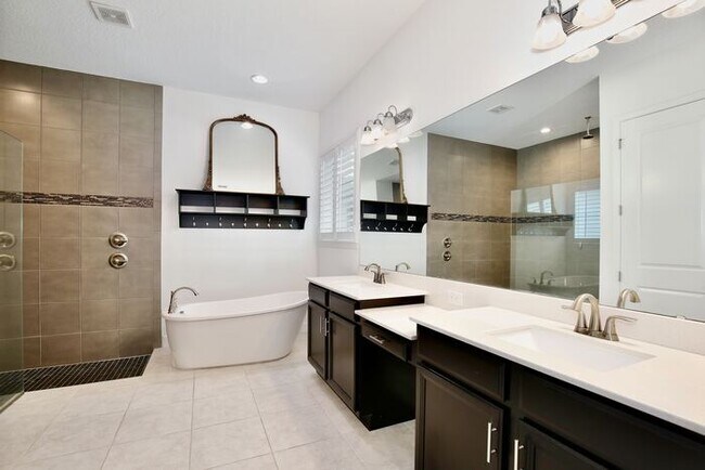 Building Photo - Elegant 5-Bedroom Pool Home for Rent in Sa...