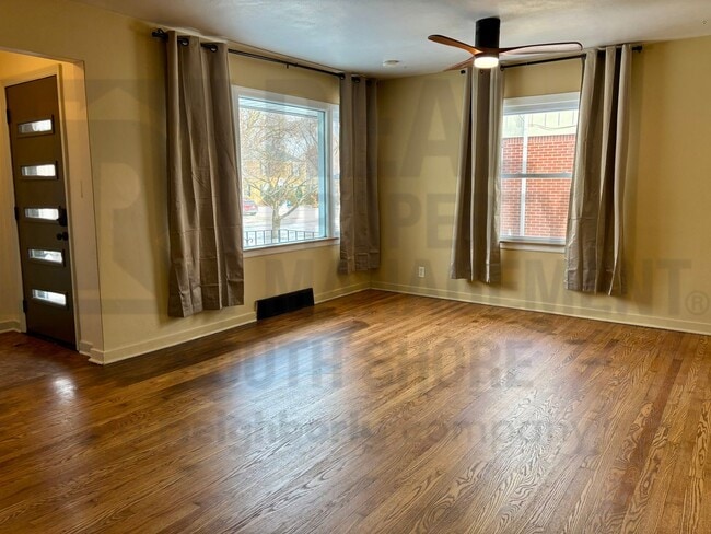 Building Photo - Charming 3bed/2bath Available NOW