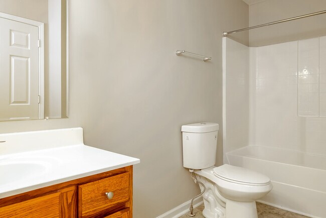Building Photo - Spacious 4-Bedroom Hendersonville Home