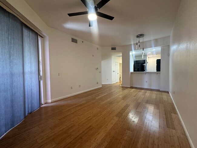 Building Photo - 1 bed, 1 bath condo in guard gated community!