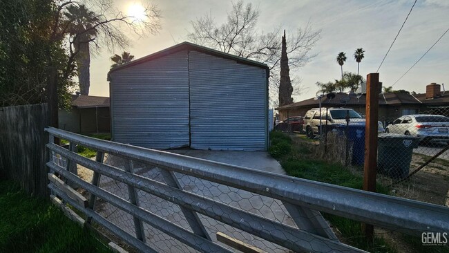 Building Photo - South Bakersfield Home for Lease 3 Bed 1.7...