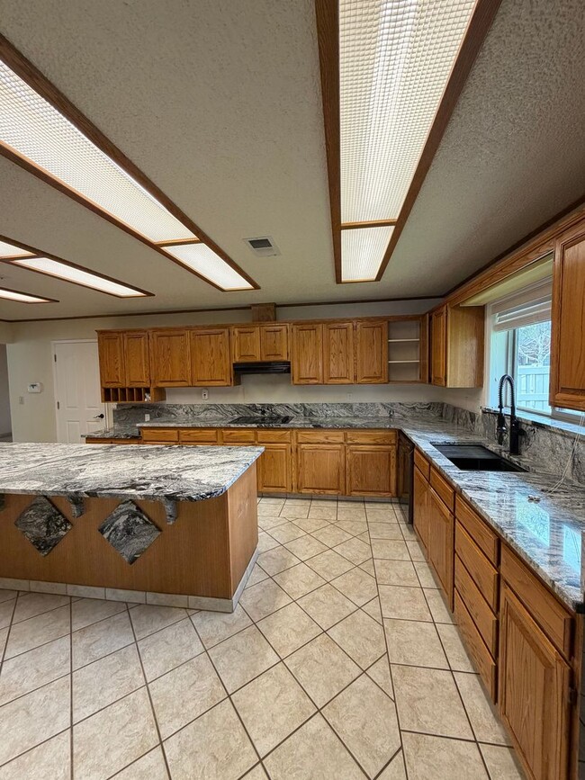 Building Photo - Hard to find 3 Bdrm, 2 Bath home in Harbor isles on the canal 2 miles to Sky Lakes Medical Ctr an...