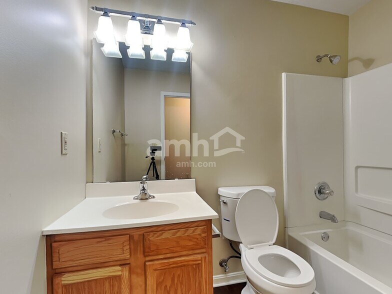 Building Photo - 1234 Nottingham Rd