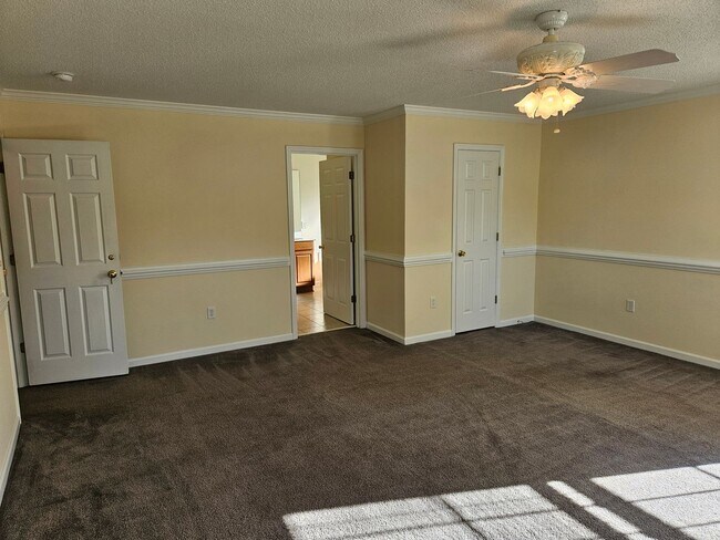 Building Photo - Beautiful 4 bedroom, 2.5 bath home in the ...