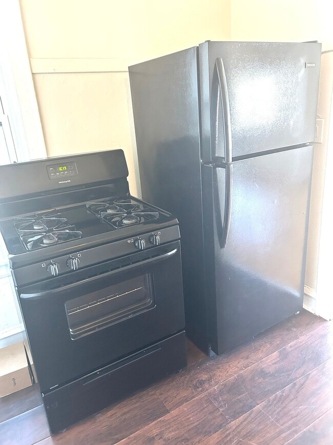 Building Photo - 5427 W Montrose Ave