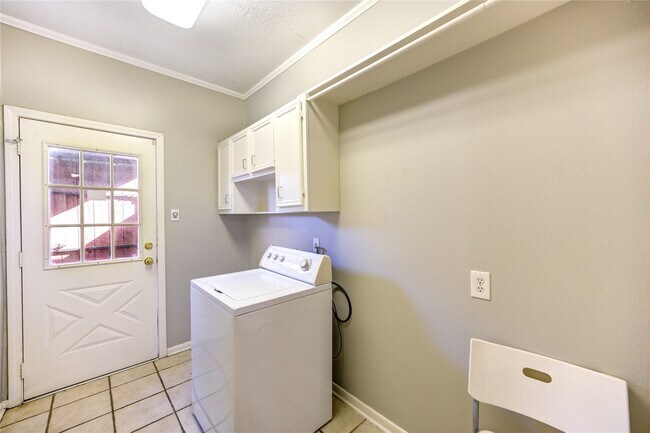 Building Photo - 940 Wycliffe Dr