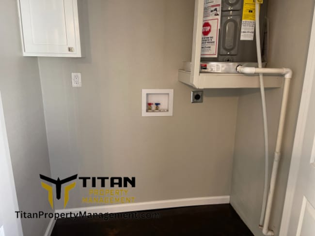 Building Photo - Updated Studio Apartment