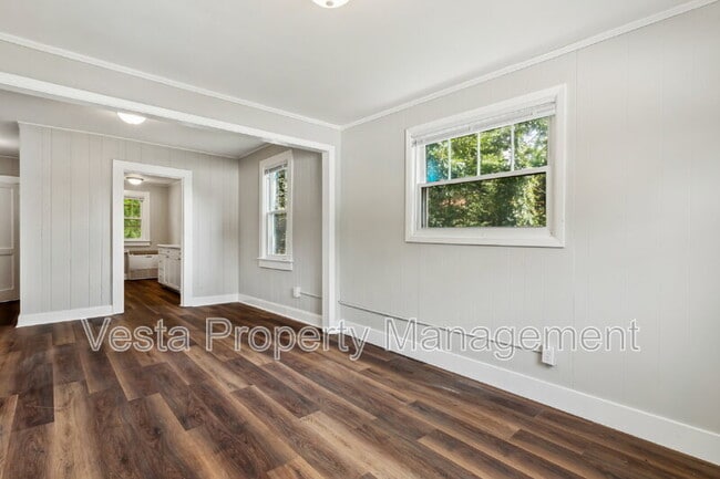 Building Photo - 4 Farrwood Ave