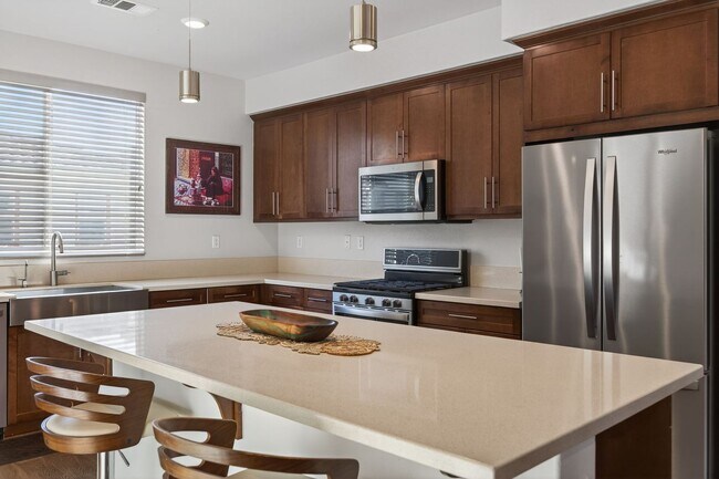 Building Photo - 3-Bed + 3.5-Bath Townhouse | Springville | Camarillo | Unfurnished