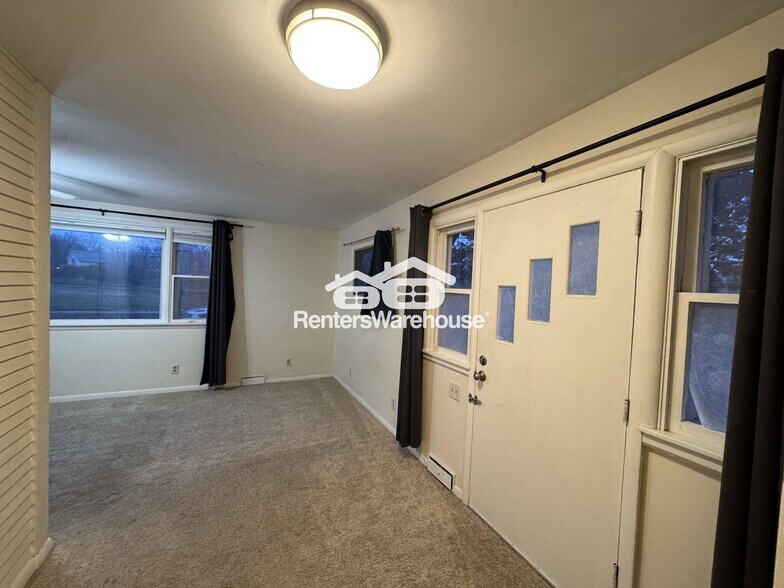 Building Photo - 613 Bay St