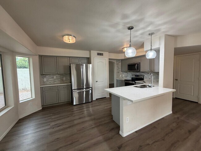 Building Photo - 902 S Surfside Dr